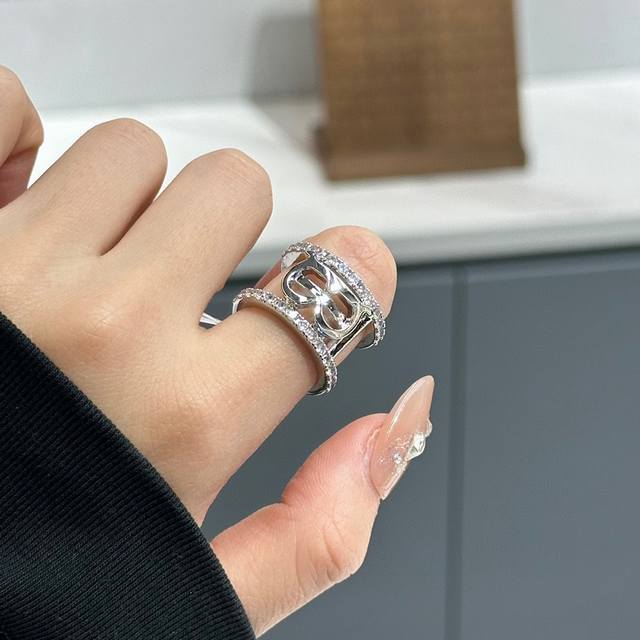 巴黎世家 Balenciaga B字母造型双排钻造型戒指 巴黎世家的戒指每一款都很独特，设计经典标志性balenciaga镶钻重工戒系列单 品之一，一向时尚潮流