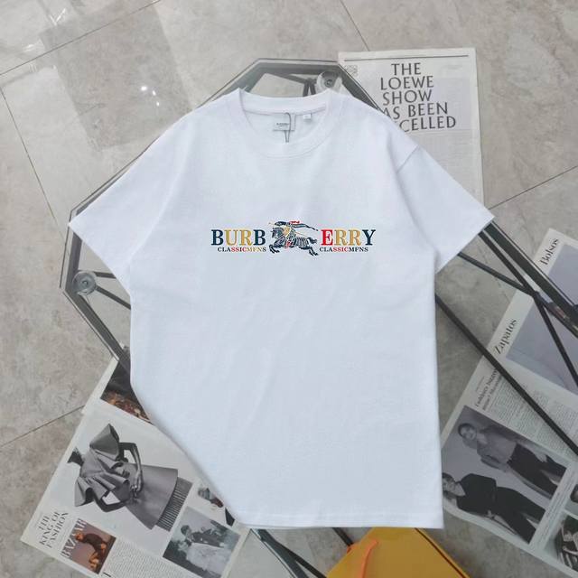 Burberry 巴宝莉 新款彩色休闲短袖t恤 颜色: 黑色 白色 购入原版开模打造，全套定制辅料，细节决定成败。 博柏利 Burberry，又译巴宝莉 是英国