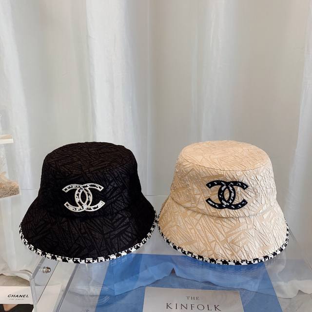 Chanel香奈儿 2024新款渔夫帽～ 客供进口面料 褶皱立体效果 完全是超级完美的诠释了甜酷风 简直太爱了 上头性感又帅气 双双在线！ 没有哪个女孩子拒绝的
