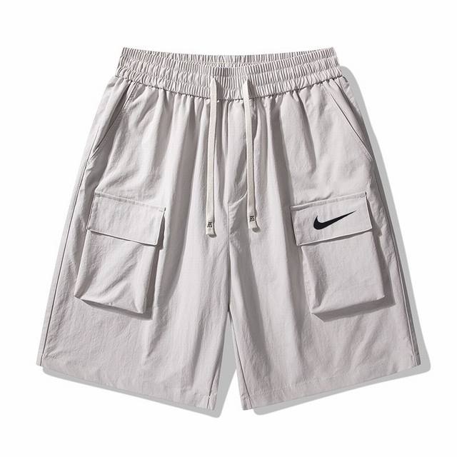耐克 Nike夏季专柜同步发售四色纯色工装短裤五分裤 裤型两侧口袋设计，插兜处nk印花logo，简约又不简单，中性宽松百搭款，男生女生都可以随意上身，店主强烈推