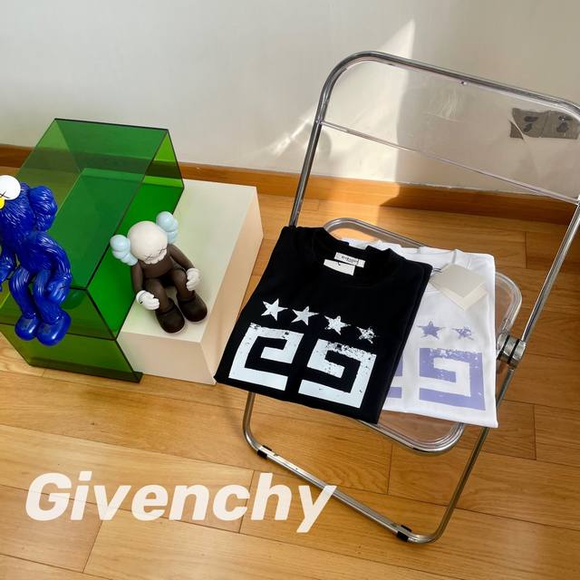 Givenchy纪梵希五角星4G字母印花圆领宽松短袖t恤男女同款 面料：240克双纱高密度纯棉面料 工艺: 整件衣服采用精密压花工艺 男女同款均可驾驭 尺码：