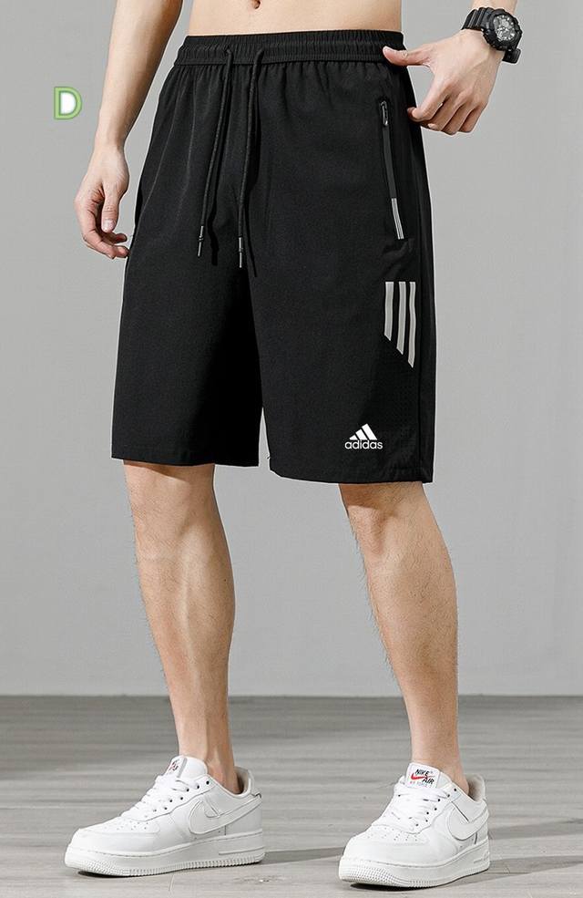 Adidas阿迪达斯三叶草经典冰丝户外短裤 你可以永远相信adidas的神仙配色！！ 经典品牌三道杠设计 舒适亲肤，炒鸡透气，同时上身能很好的保持整个短裤的版型