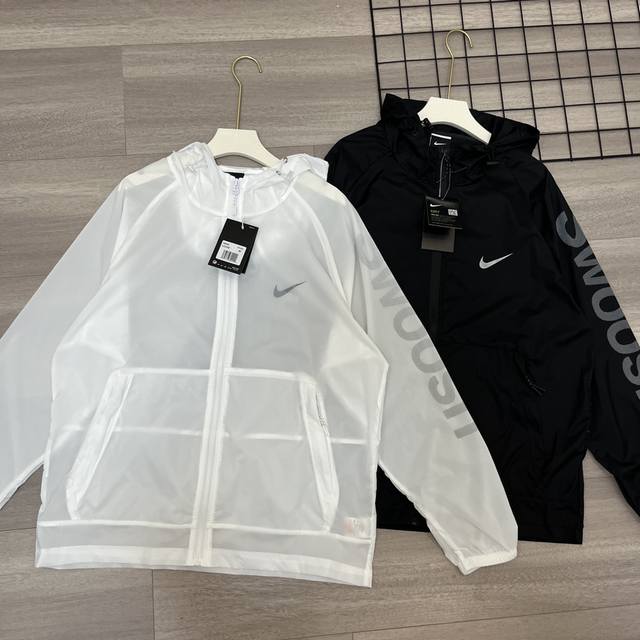 Nike 耐克情侣款连帽运动户外防晒服皮肤衣！ 货号：Cz-2558 科技面料轻薄运动情侣皮肤衣，轻薄如翼速干面料！！ 连帽设计，领口包边，内里所有缝线的地方都