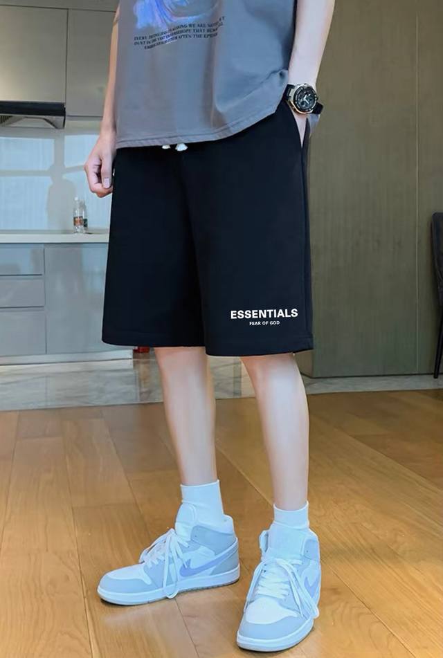Fog Essentials 休闲运动短裤 原版面料高版本高品质 网红明星同款 甄选新疆华棉面料 ，舒适柔软透气 ，侧口袋加深设计，储物空间大，外出便捷，手感非