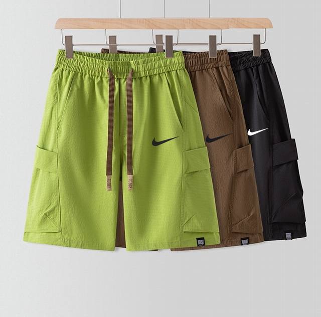 Nike 耐克 夏季户外透气大口袋工装短裤户外短裤。 高品质速干面料 ，柔软亲肤 ，不起球， 个性百搭 ，立体裁剪版型合身，不挑身材舒适着装。 立体印花logo