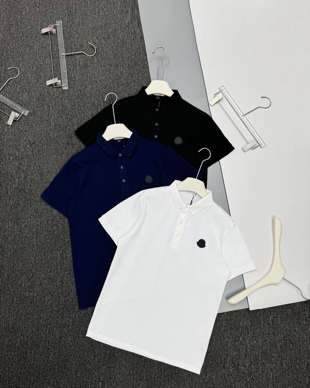 顶级版本 区别通货 Moncler 蒙口polo 比普通针织布更透气、干爽及更耐洗。经典无需多言，看似简单的polo衫其实是最时尚的单品.设计简单，大方，穿着方