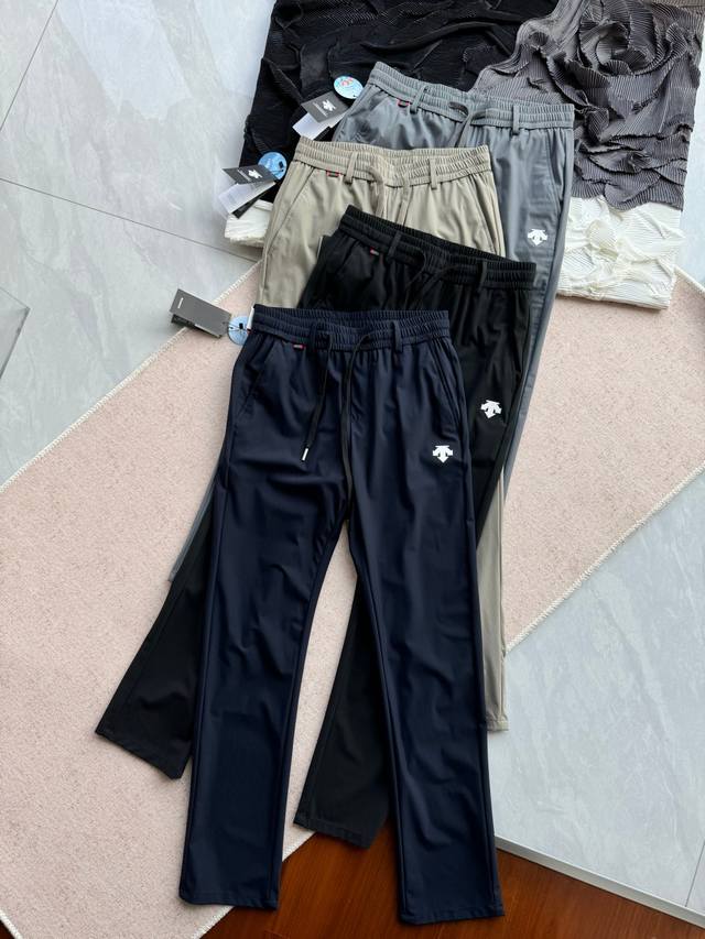 Descente迪桑特透气直筒四面弹休闲裤 尺码:M-3Xl 颜色:黑色 卡其 藏青 灰色 简洁大方，四色可选，这款裤子的面料具有四向弹力，能够提供更好的伸展性