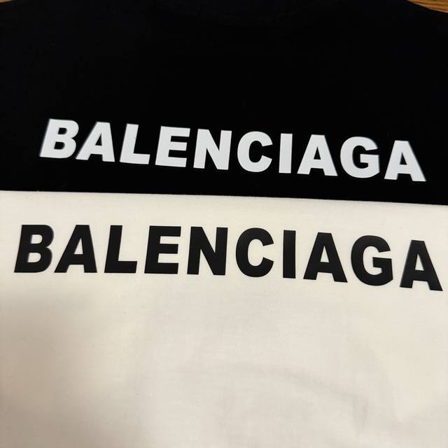 Balenciaga 巴黎世家简约字母印花男女同款情侣款短袖 穿上就是舒适自在 减龄又显瘦的存在，慵懒而随性，结合干净简单的色系就特别耐看，适合日常穿着～复古标