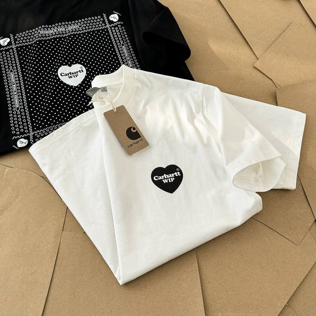 Carhartt Wip Ss24 Heart Bandana T-Shirt 爱心系列爱心字母印花圆领短袖t恤 男女同款 Carhartt作为美国工业时代的标
