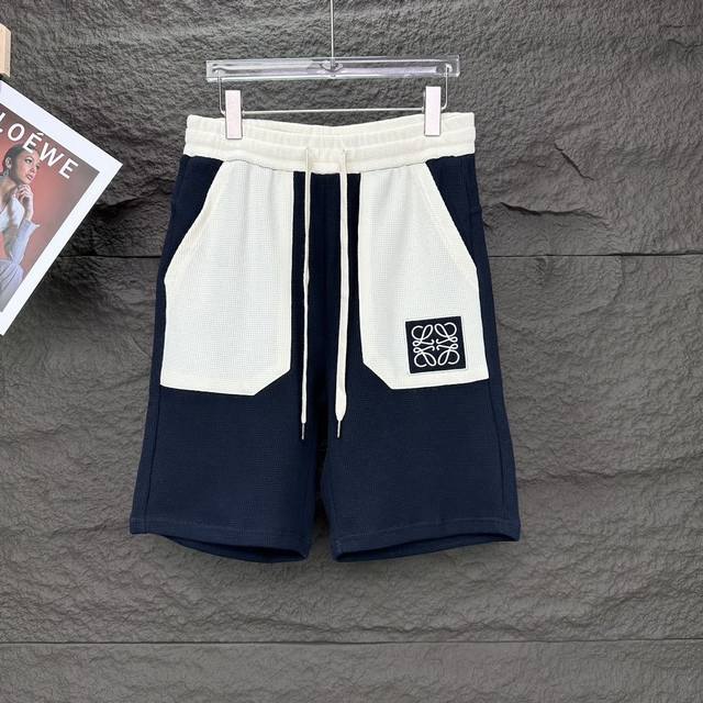 售价: Loewe罗意威拼接大口袋龙猫拼色刺绣短裤1面料采用280克全棉毛圈面料，经过高温预缩处理克重高达 0克。做工精致、反复水洗不易变形，、每一件都是独一无
