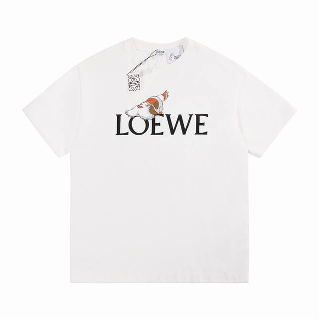 首家nfc官网版本』 高品质 Loew×哈儿的移动城堡 Heen Loewe T恤，质棉质平纹针织圆领 T 恤，正面 Loewe 印花和 Heen 图案线绣。