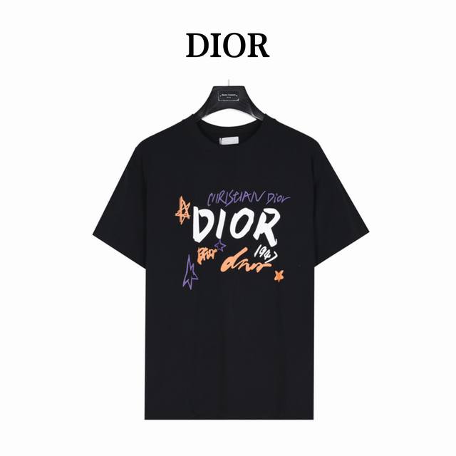 Dior 迪奥 手绘草写logo涂鸦短袖t恤 男女同款全新美学灵感趣味设计,渠道性质精品。让整体造型设计更加优雅时尚，今夏最火系列，无数明星潮人追捧。 客供采用