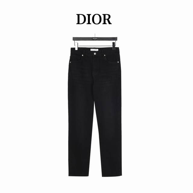 Dior 迪奥标语牛仔长裤 Dior 迪奥标语牛仔长裤 今年为止做的最牛逼的牛仔裤，重度水洗工艺，暗藏玄机的细节非常多，这次主推的裤子无论是版型还是上身都太完美