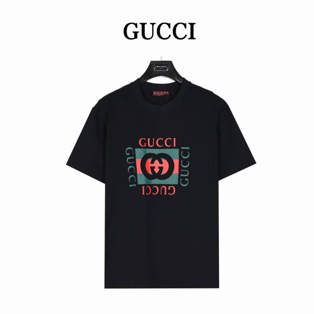 Gucci 古驰 24Ss Gucci互扣式双g印花短袖t恤 这款单品出自gucci Lido系列，设计灵感源自意大利海岸的夏日风情和海滩俱乐部。 早秋系列以现