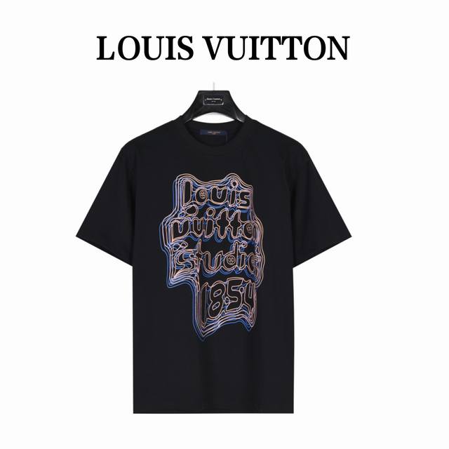 Louis Vuitton 路易威登 几何曲线霓虹印花短袖t恤 衣身的棉质面料缀有亮丽的几何风格louis Vuitton Studios标志， 配搭略带浮雕效
