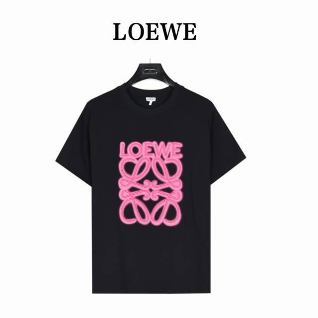 Loewe 罗意威 霓虹刺绣荧光粉短袖 Logo精致升级，灵感源自八十年代复古 原版面料 官方同款 手感非常舒服 春夏最新砖柜同步 时尚又个性 超级百搭好看的一