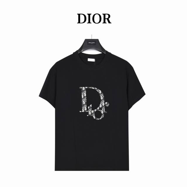Dior 迪奥 老花贴布刺绣短袖t恤 这款 T 恤来自 Dior By Erl 尊享联名系列。 采用黑色棉质竹节平纹针织面料精心制作， 胸前饰以老花小蜜蜂刺绣贴