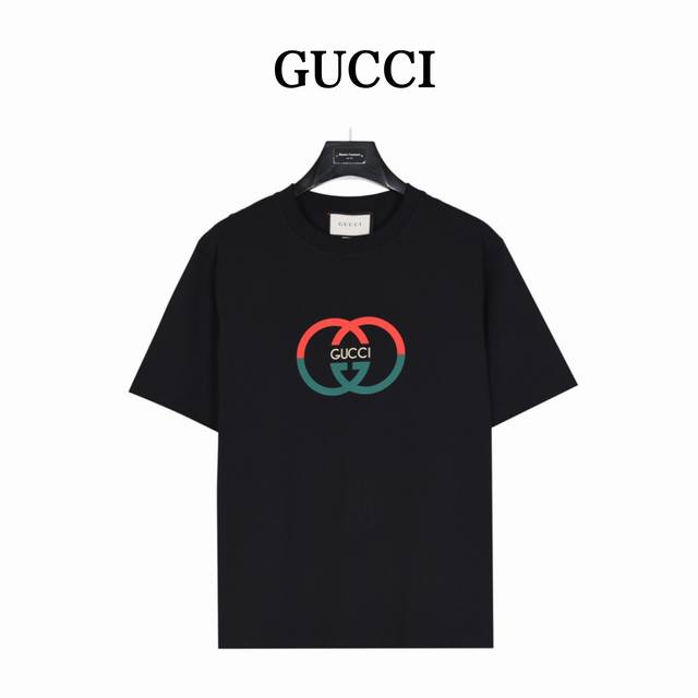 Gucci 古驰 24Ss 互扣式双g字母发泡印花短袖t恤 2024早春男装系列倾情推出缀饰活力印花的运动单品，迎接温暖季节的到来。 品牌织带继续为整个设计注入
