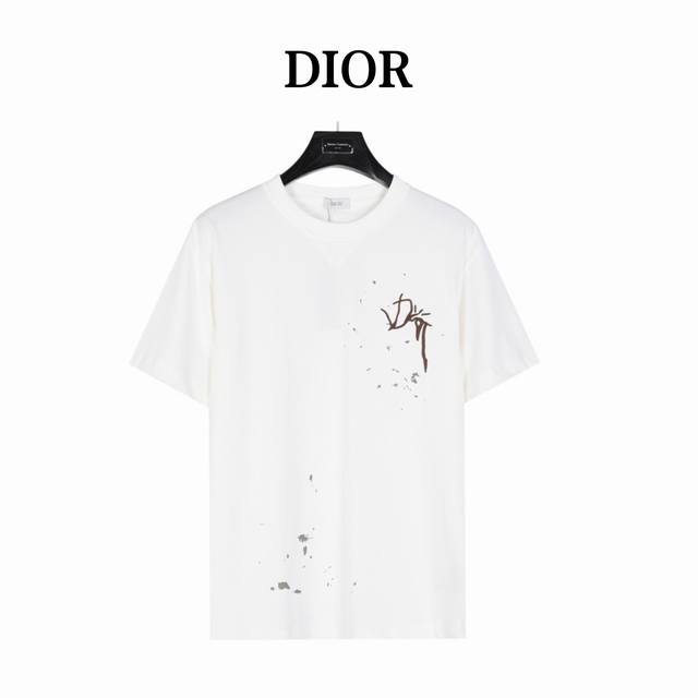 Dior 迪奥 联名款logo刺绣泼墨短袖t恤 这款t 恤来自 Dr 与 Cactus Jack 的尊享联名系列。 采用密织白色棉质平纹针织面料精心制作，胸前饰