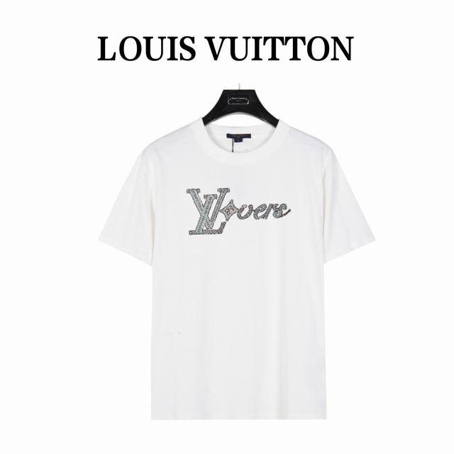 Louisvuitton 路易威登 24Fw春夏系列菲董发布会串珠 Logo渐变品牌字母半袖t恤 简约大气经典 重磅洗水纯棉尽显潮流顶端气场！！冲冲冲！！ 建议 - 点击图像关闭