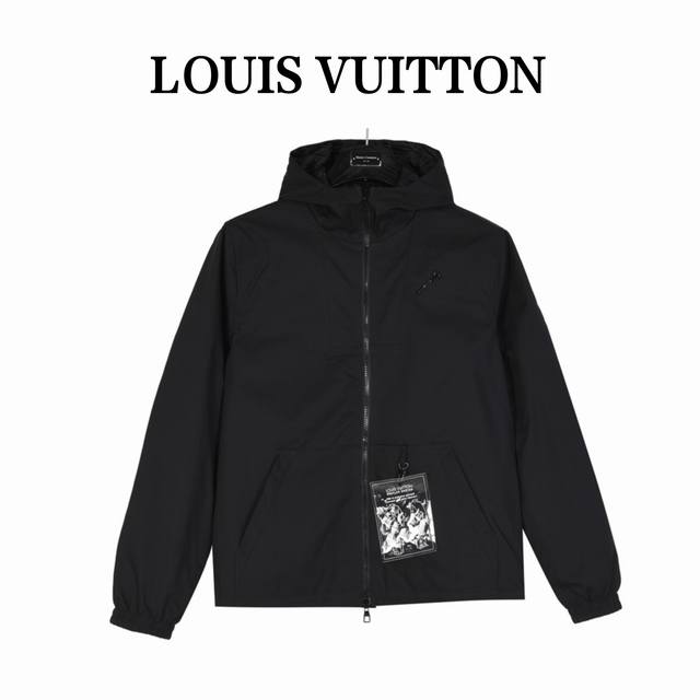 Louisvuitton 24Ss新款 双面提花连帽拉链外套夹克 面料独家定制，双面穿搭简单时尚。辅料zp开模制作，这款外套拥有全幅 Monogram 图案和沉