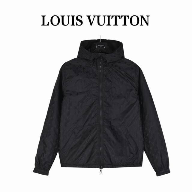 Louisvuitton 24Ss新款 双面提花连帽拉链外套夹克 面料独家定制，双面穿搭简单时尚。辅料zp开模制作，这款外套拥有全幅 Monogram 图案和沉