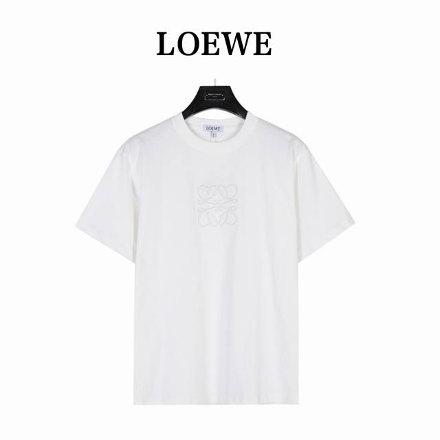 Loewe 罗意威 24Ss 暗纹徽标刺绣logo短袖t恤 简约百搭经典~神t 简约又高级的设计！ 精选260G棉质双纱面料打造。好打理，柔软舒服。 衣服整体为