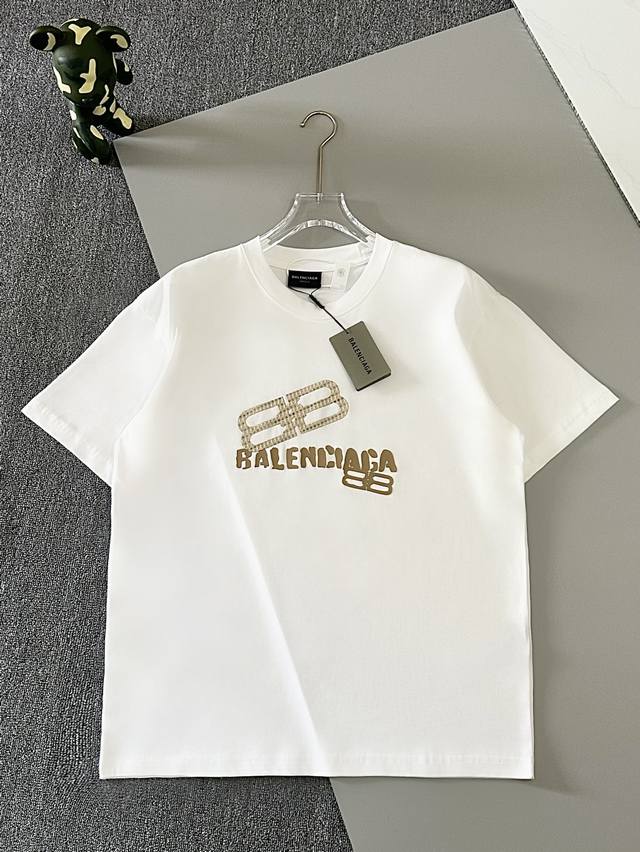 高品质］Balenciaga巴黎世家24Ss。采用进口原版特种布做出bb图案效果 加厚厚版胶压logo有个性圆领短袖t恤， 面料采用250G精棉双纱面料 原版面