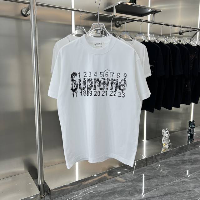 Supreme Mm6 Maison Margiela 2024 春夏联名系列 男女印花t恤 Supreme 本月迎来与 Maison Margiela 旗下支