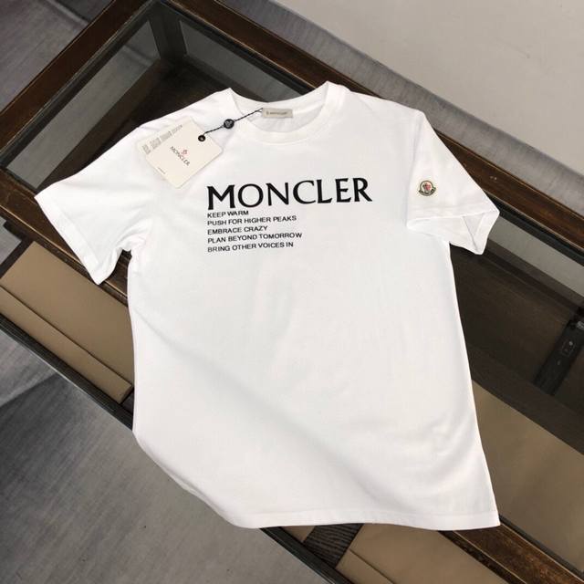 2024蒙口 Moncler ：品牌潮流logo印花短袖t恤。 采用客供定制双股纯棉面料 上身极致舒适透气 ，标志性logo元素为单品增添设计感，营造出简约大气