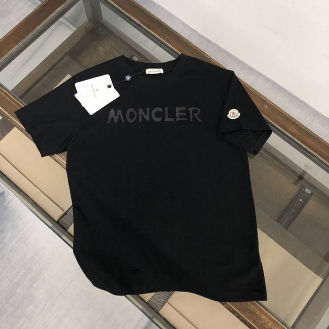 Moncler 蒙口 2024专柜新款t恤 短袖 胸前经典品牌 Logo 时尚潮流休闲短袖t恤，定制进口面料 上身帅气有质感，时尚百搭必备款！ 颜色：黑色 白色