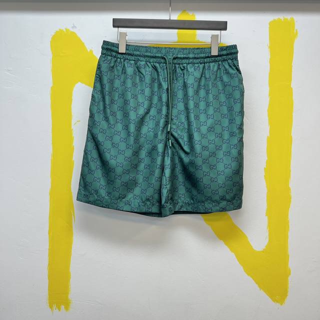Gg 深绿色印花尼龙泳裤 Size :S-Xl 这款单品出自gucci Lido系列，设计灵感源自意大利海岸的夏日风情和海滩俱乐部。早秋系列以现代视角 焕新诠释