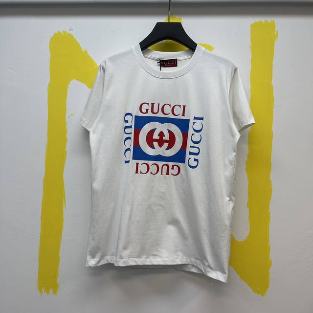Gu*Ci互扣式双g印花t恤 Size : S-Xl 这款单品出自gucci Lido系列，设计灵感源自意大利海岸的夏日风情和海滩俱乐部。早秋系列以现代视角焕新