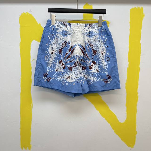 Gucci头巾印花棉质短裤 Size ：S Xl 这款单品出自gucci Lido系列，设计灵感源自意大利海岸的夏日风情和海滩俱乐部。早秋系列以现代视角 焕新诠