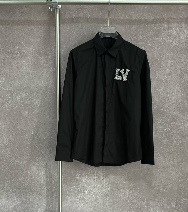 Lv 24早春新款 胸口烫钻字母拼接 高品质长袖衬衫 男女同款 码数：M-3Xl