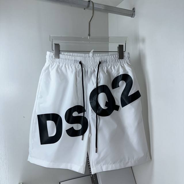 Dsq，2024夏装新款 官网同步 款式简约不简单，超有型 加网款沙滩裤 采用进口100%纤维超重工手工印花工艺，特别突出logo装饰设计 很是时尚 不得不称赞