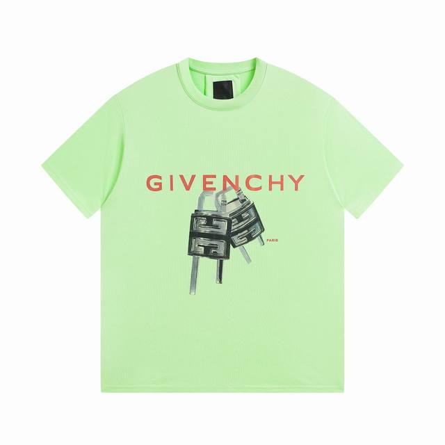 Givenchy 纪梵希 新色 2023Ss春夏新款圆领短袖t恤 专柜同步在售， 定制棉质面料，亲肤舒适，前幅锁扣印花图案，三标辅料齐全， 男女同款， 尺码：X