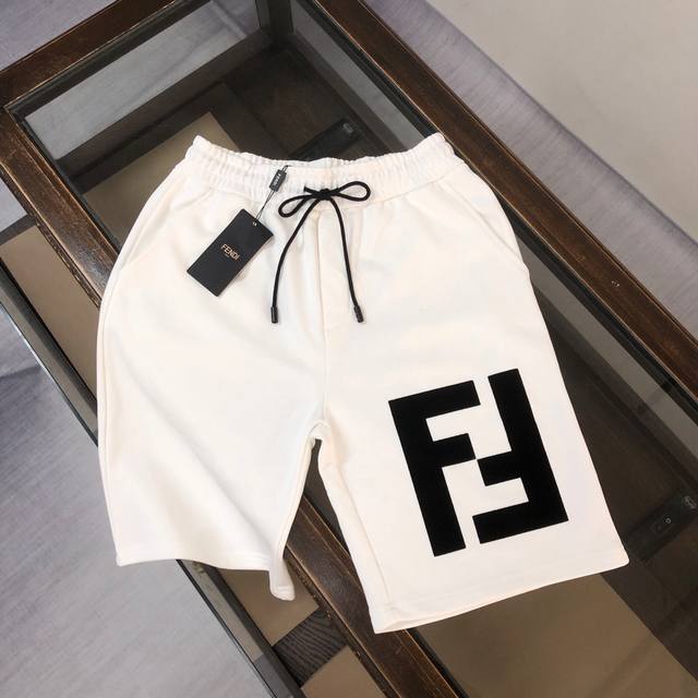 Fendi 芬迪 2024春夏最新款休闲短裤，定制面料 ～品牌标识logo植绒印花设计！款式简单又不失档次三标齐全、透气舒适度高，细节无可挑剔，品牌元素设计理念