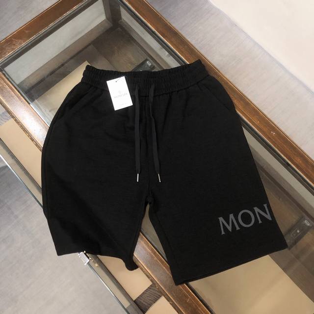 Moncler 蒙口 2024夏季新款立体字母印花logo短裤 蒙口品牌，以精湛的工艺和独特的设计，赢得了广大消费者的喜爱。这款夏季五分裤，以其立体字母印花和袖