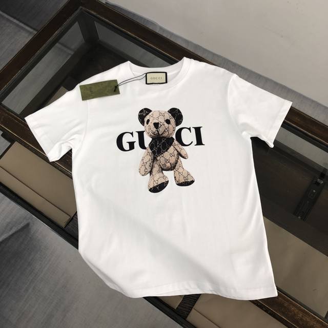 Gucci 古驰 新款t恤：2024古驰经点款 采用客供定制双股纯棉面料 短袖 T恤 潮流百搭 男女都可以穿 细腻的细节 颜色:白色 黑色 尺码:M-Xxxl