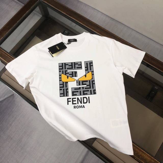 Fendi 芬迪 2024最新款情侣款圆领短袖 情侣t恤 春夏新品 高品质 时尚百搭潮款 定制进口面料 ！穿着舒适 透气 时尚不失个性 上身休闲随性 帅气有型