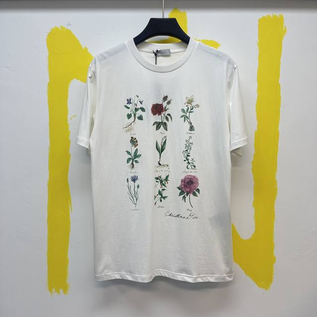 Dio*24S植物印花圆领短袖t恤 Size:S-Xl 这款 T 恤饰以精致的铃兰花朵印花，致敬植物之美。采用白色棉质平纹针织面料精心制作，胸前饰以手写风格 C