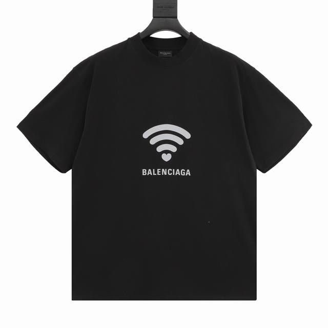 Balenciaga巴黎世家 520无线印花圆领短袖 前幅无线印花wi-Fi设计，采用厚板绒面印花工艺。厚板绒面发泡印花是一种在纺织品上创造立体和柔软触感的印花