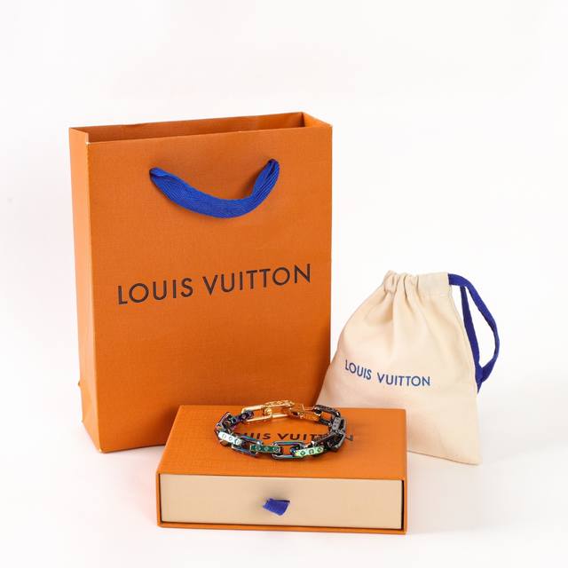 Louis Vuitton路易威登 竹节拼接渐变链式手链 经典感来自精致不凡的标志性 Monogram 刻纹。本款银色金属配饰闪亮登场于 Monogram 珠宝