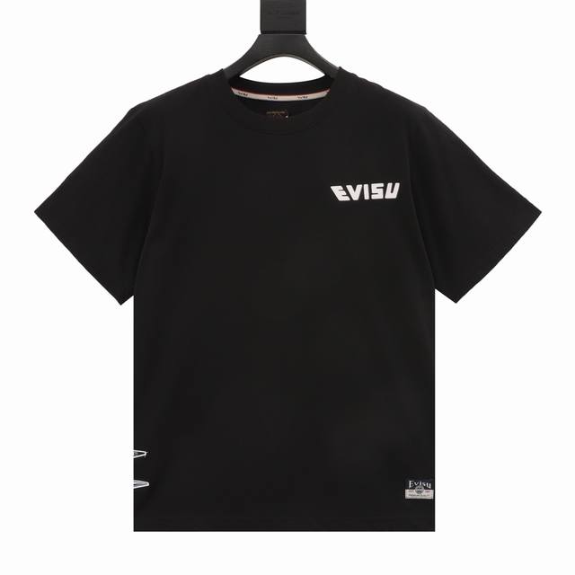 Evisu 25Ss 商标和丝带大m印花宽版休闲t恤 以鲜明的方式展示了evisu的辨识度和独特性。前面展示了evisu品牌的商标印花，而背面采用了立体大m的丝