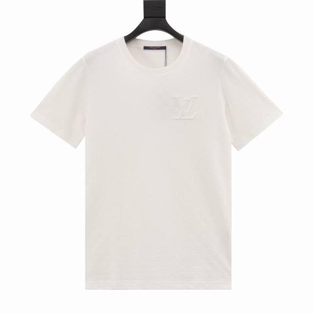 Louis Vuitton 路易威登 暗纹棋盘格胸口植绒logo短袖面料上采用独特的不对称纱线编织手法，巧妙的在视觉上形成了类似阴阳面方格的独特纹理，并且逐渐过