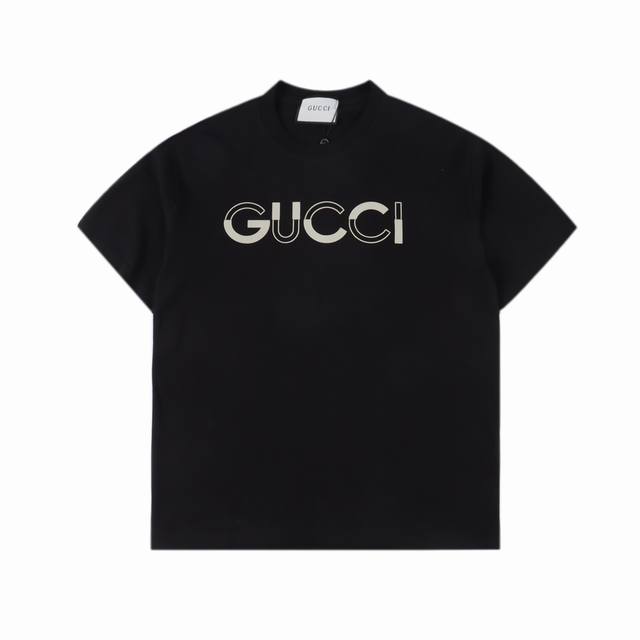 Gucci 古驰 24Ss 古驰字母短袖t恤 面料采用定制240G 26支特滑双股精棉平纹高密无尘全棉布料。前幅高密度加厚，走线平整，代工品质，全套定制辅料。