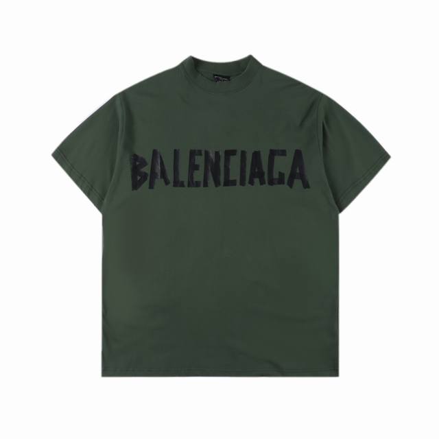 Balenciaga巴黎世家 胶带短袖 原版衣服都是做过喷马骝工艺 买现成布颜色会不均匀 出现一条一条很明显的痕迹 印花细节比较多需要一点点抠 从打色到上肤面浆