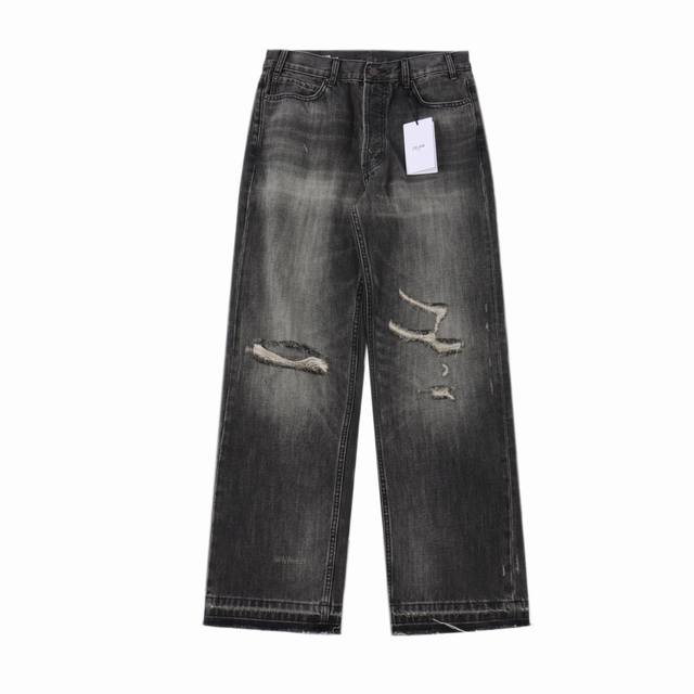 Celine 赛琳 24Ss 黑色破坏牛仔裤 专柜价9600购入 和蓝色有所不同的是多了做破坏的刀割效果 采用日本进口原牛制作 13.5盎司的材质 水洗工艺更是