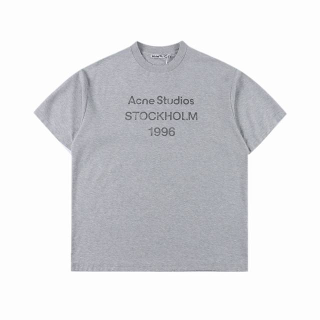 Acne Studios 24Ss 渐变斑驳1996字母印花短袖t恤 面料是定制定染的32支260G原版双纱棉，胚布经过高盂环保染色，裁大货前还要进行高温环缩水